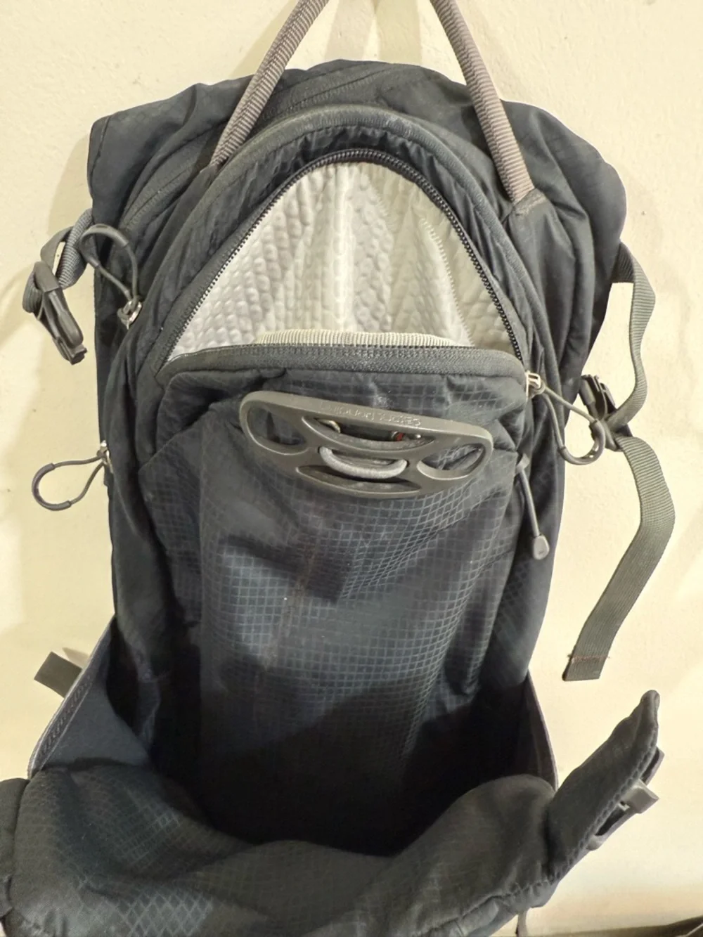 OSPREY Raptor 14 Backpack in Black with Gray Accents